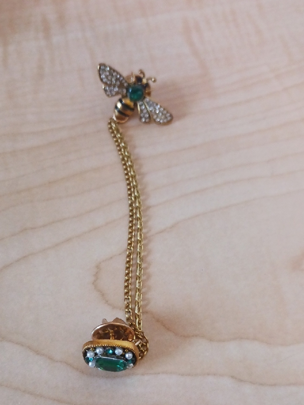 Gold-Tone Bee and Emerald  Lapel   Or Scarf Pin For Women